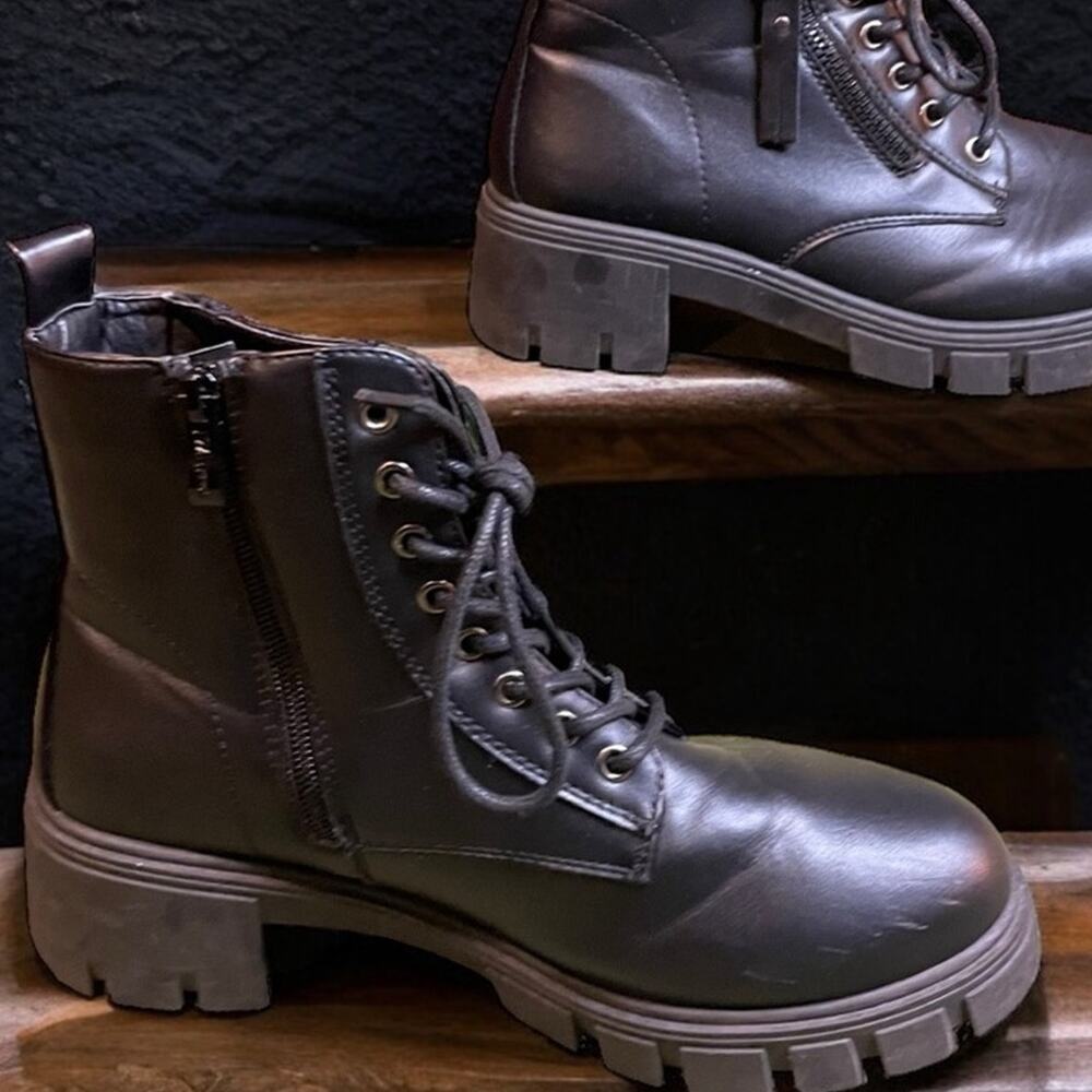 7.5 Wanted  Concrete Black Combat Boots zippers on both sides.
